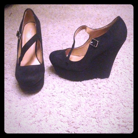 Black wedges