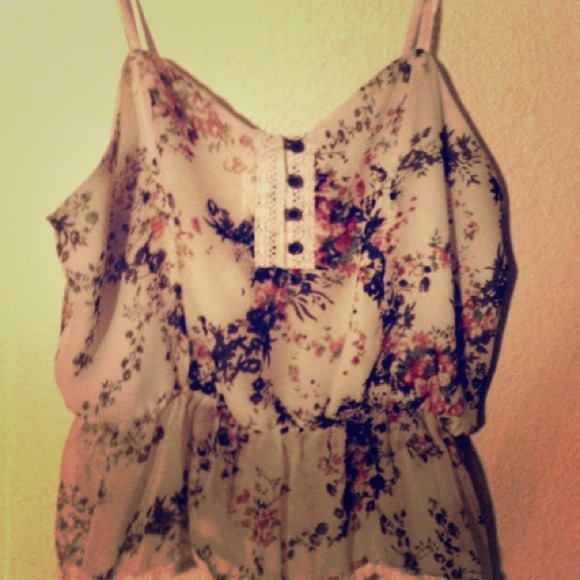 Cute top , great for any style..really flirty❤