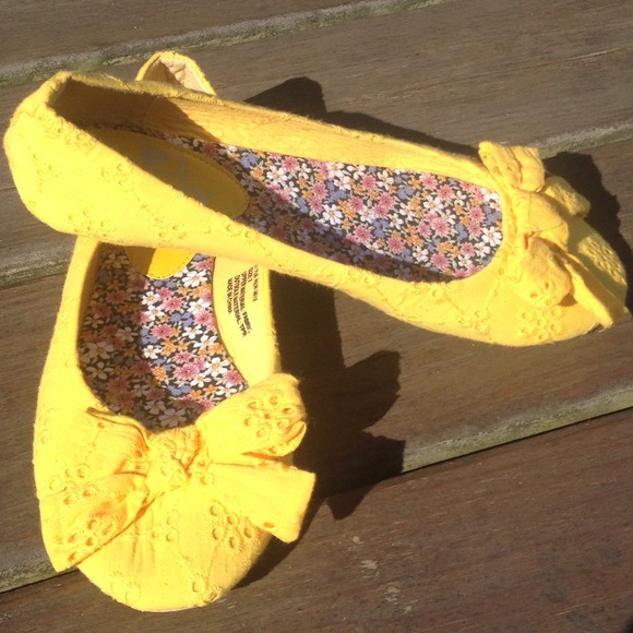 Adorable Yellow Lace Bow Flats