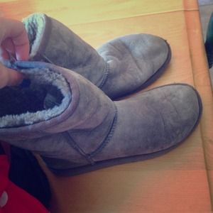 Short gray uggs