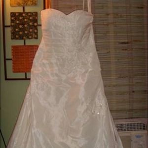 ivory sweetheart fit to flare wedding dress