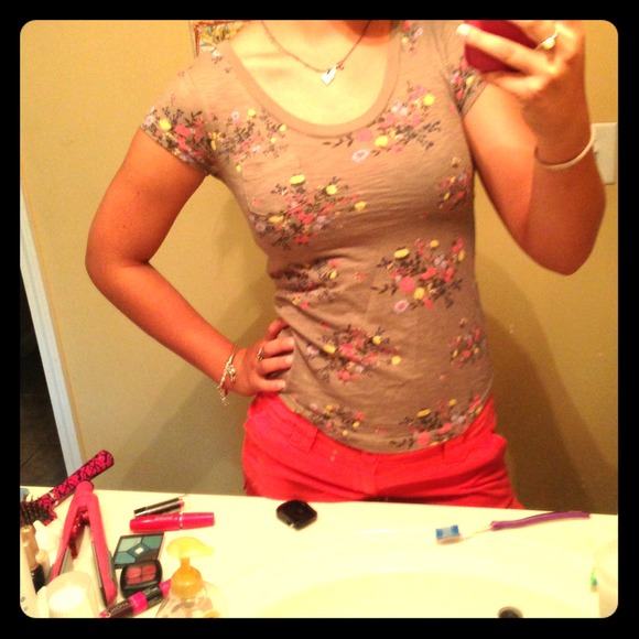 Adorable Floral cotton scoop-neck  tee with pocket