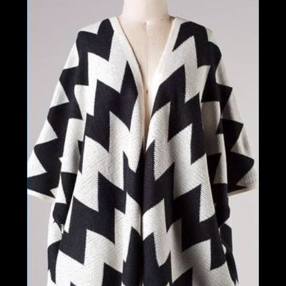 ❌❌SOLD❌❌Black & Ivory Chevron Poncho Cardigan