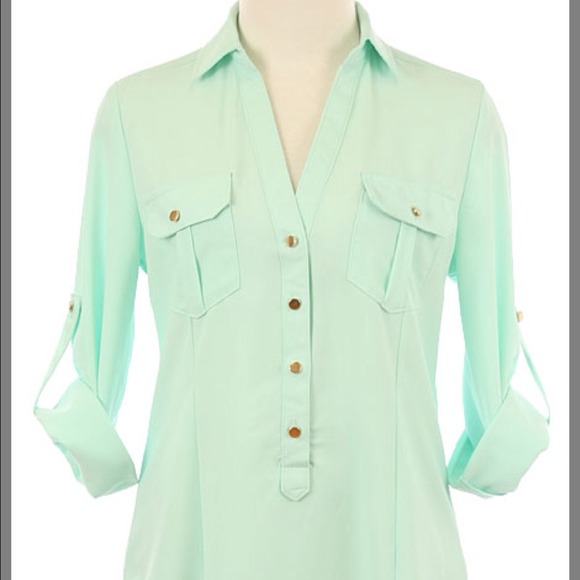 ❌❌SOLD❌❌Mint Top with Goldtone Button Detail