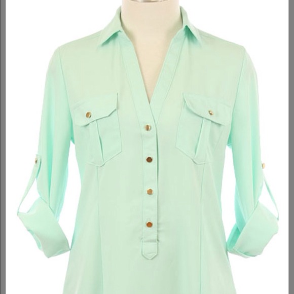 ❌❌SOLD❌❌Mint Top with Goldtone Button Detail