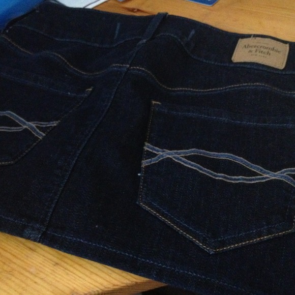 Abercrombie and Fitch mini skirt - Picture 2 of 2
