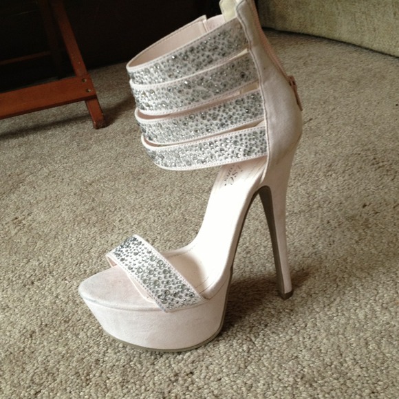 Shoe dazzle pumps