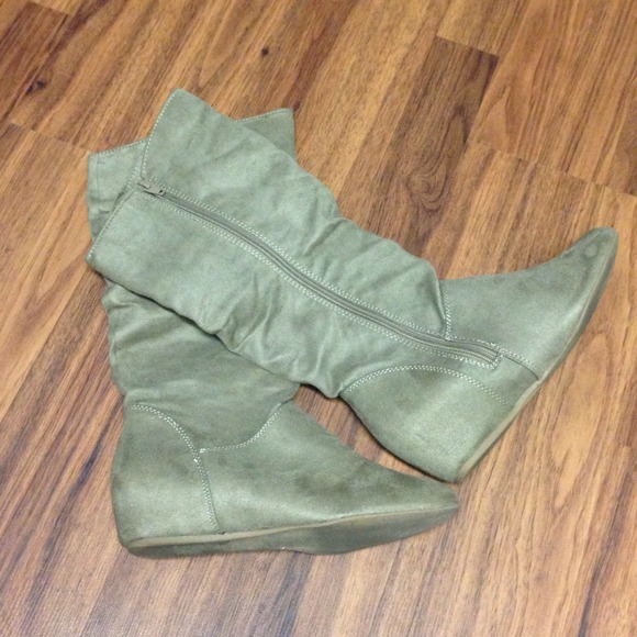**Traded** Beige/Tan Suede Scrunch Boots