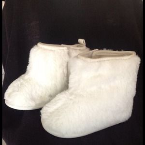 Carter furry baby boots and emu bundle
