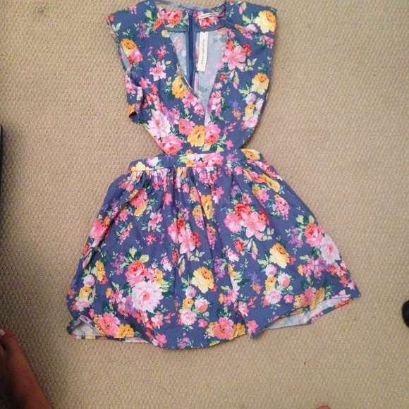 Floral Cut-Out Cute Dress (brand new) - Picture 2 of 4
