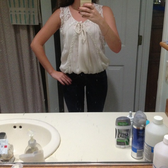 ๐ซ SOLD ๐ซ Cream Crotchet & Beaded Tank - Picture 4 of 4