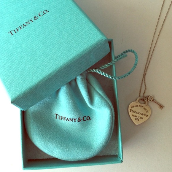Tiffany necklace engraved "ILU"
