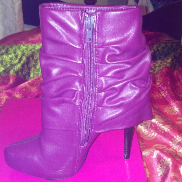Raspberry rose bootie - Picture 2 of 3