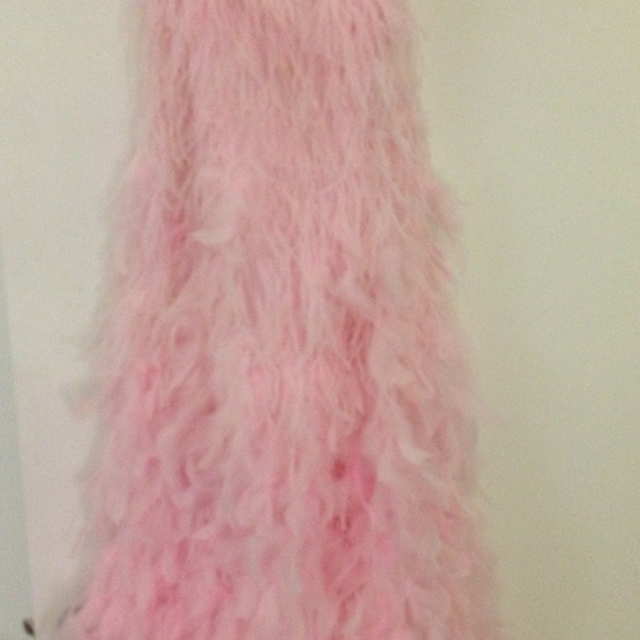 Beautiful pink long dress with feathers. - Picture 4 of 4
