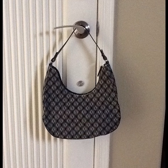 *LIKE NEW* Black and white XOXO handbag
