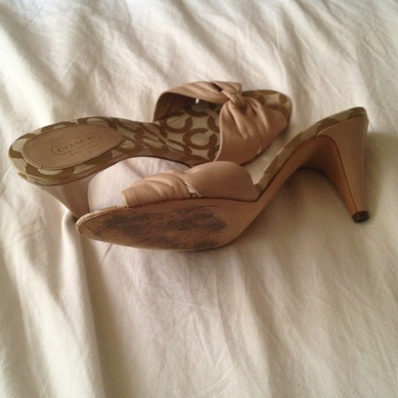 Authentic Coach heels 8.5 - Picture 2 of 4