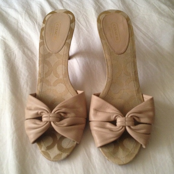 Authentic Coach heels 8.5 - Picture 3 of 4