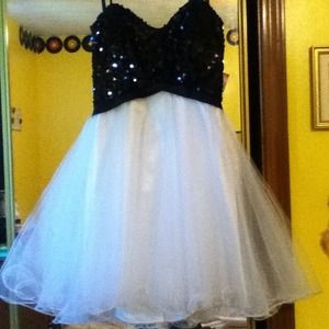 ❌TRADED❌ Gorgeous black and cream homecoming dress