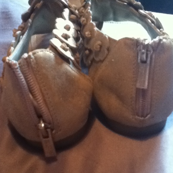 Gold flower sandals ✨ - Picture 3 of 4