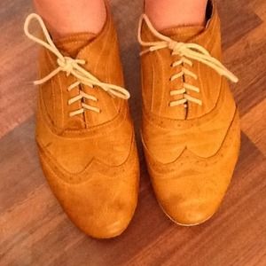 Traffic Women's Wingtip shoes