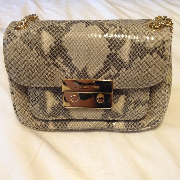 Authentic NWT Michael Kors small shoulder flap - Picture 2 of 3