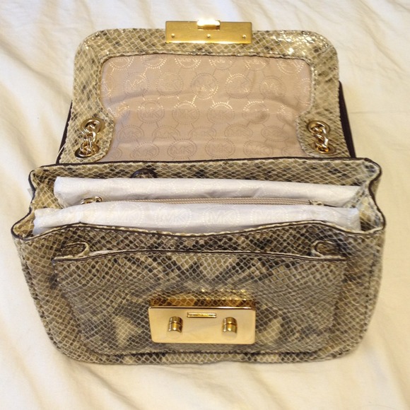 Authentic NWT Michael Kors small shoulder flap - Picture 3 of 3