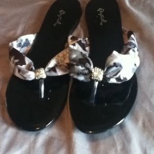 Cute floral silk and crystal flipflops✨