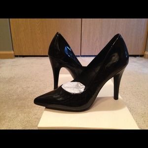 Black pumps/ BCBG