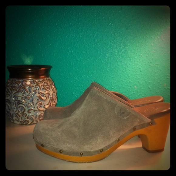 "American Eagle" Suede Studded Clogs!