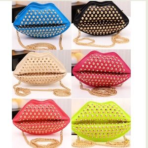 Lips purses