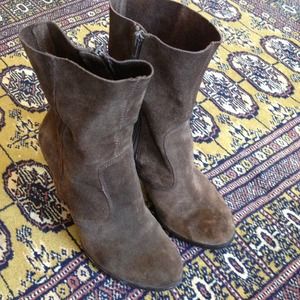 No 704b very rad 60's vibe suede booties