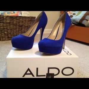 Blue pumps