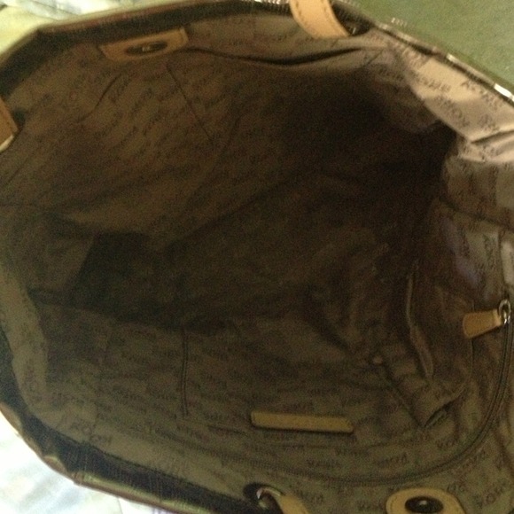 🚨SOLD🚨Michael kors silver tote - Picture 2 of 4