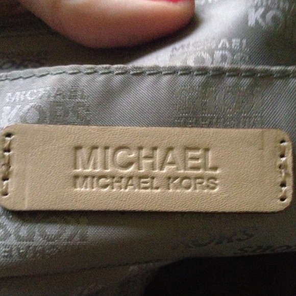 🚨SOLD🚨Michael kors silver tote - Picture 3 of 4