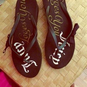 Never worn juicy flip flips!!