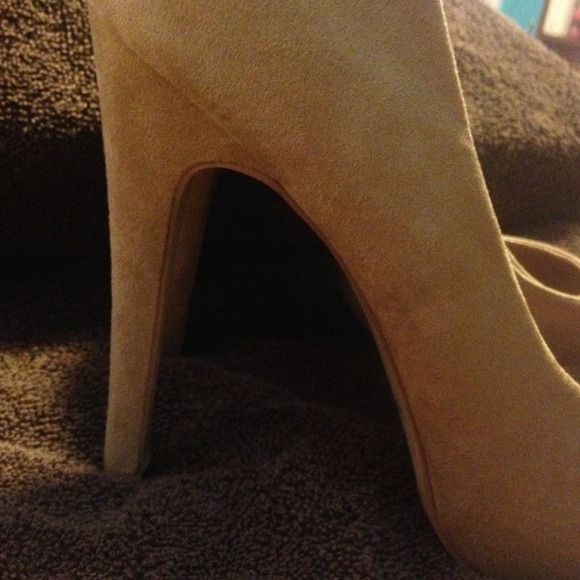 β€ SOLD β€ NWOT GORGEOUS Nude Pumps - Faux Suede - Picture 2 of 2