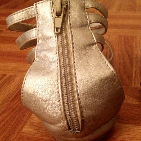 Size 8 sandals - Picture 2 of 3