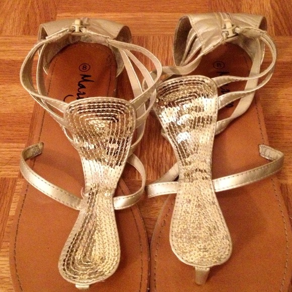 Size 8 sandals - Picture 3 of 3