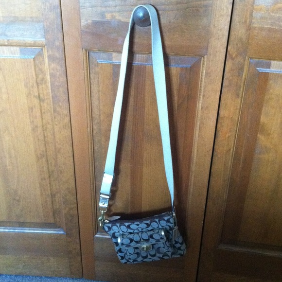 Coach small crossbody handbag. - Picture 2 of 3