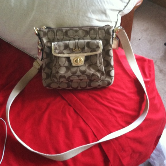 Coach small crossbody handbag. - Picture 3 of 3