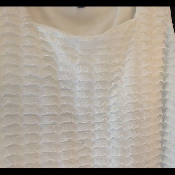 Beautiful White Ruffled Tank Top - Picture 3 of 3