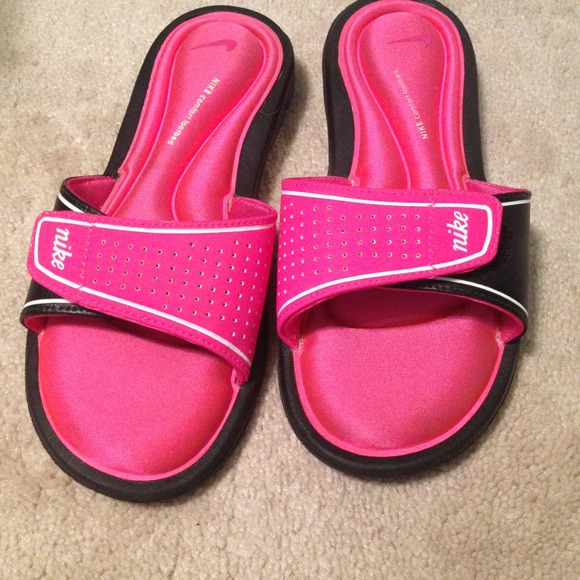 🚫ON HOLD UNTIL FRIDAY🚫Pink Nike comfort footbed!