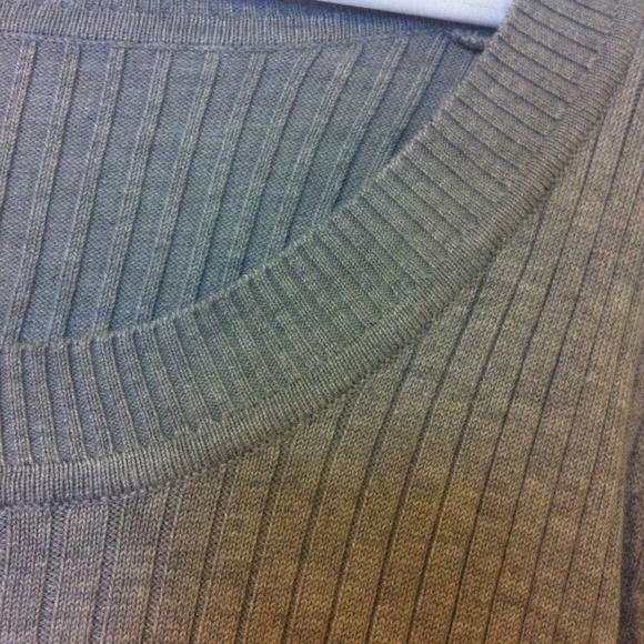 Adorable grey sweater! - Picture 2 of 3