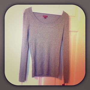 Adorable grey sweater!