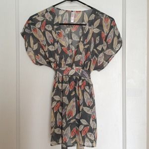 Short sleeve v neck feather print blouse