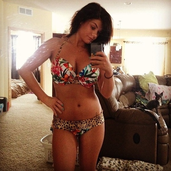 I'm the girl behind the closet - Picture 2 of 4