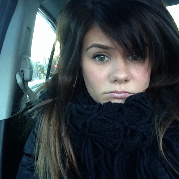 I'm the girl behind the closet - Picture 3 of 4