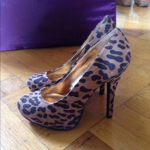 Leopard print pumps