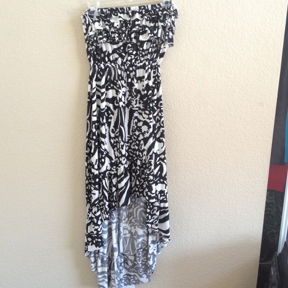 Dresses & Skirts - Black and White High Lo dress