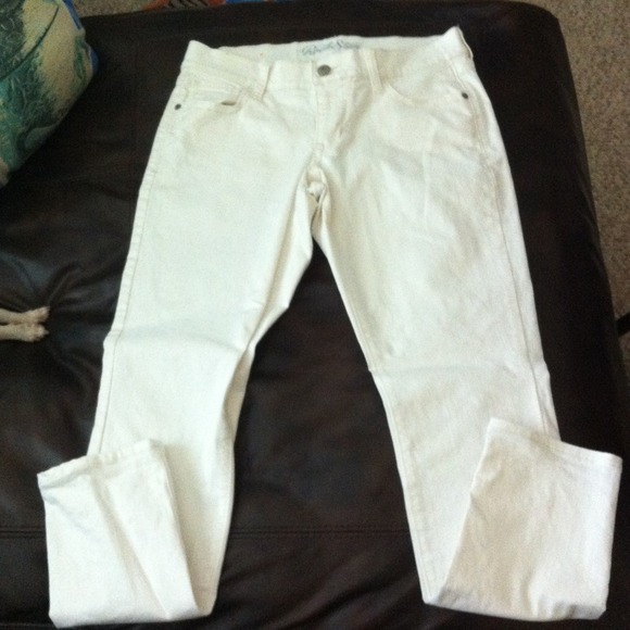 Old navy white skinnies.